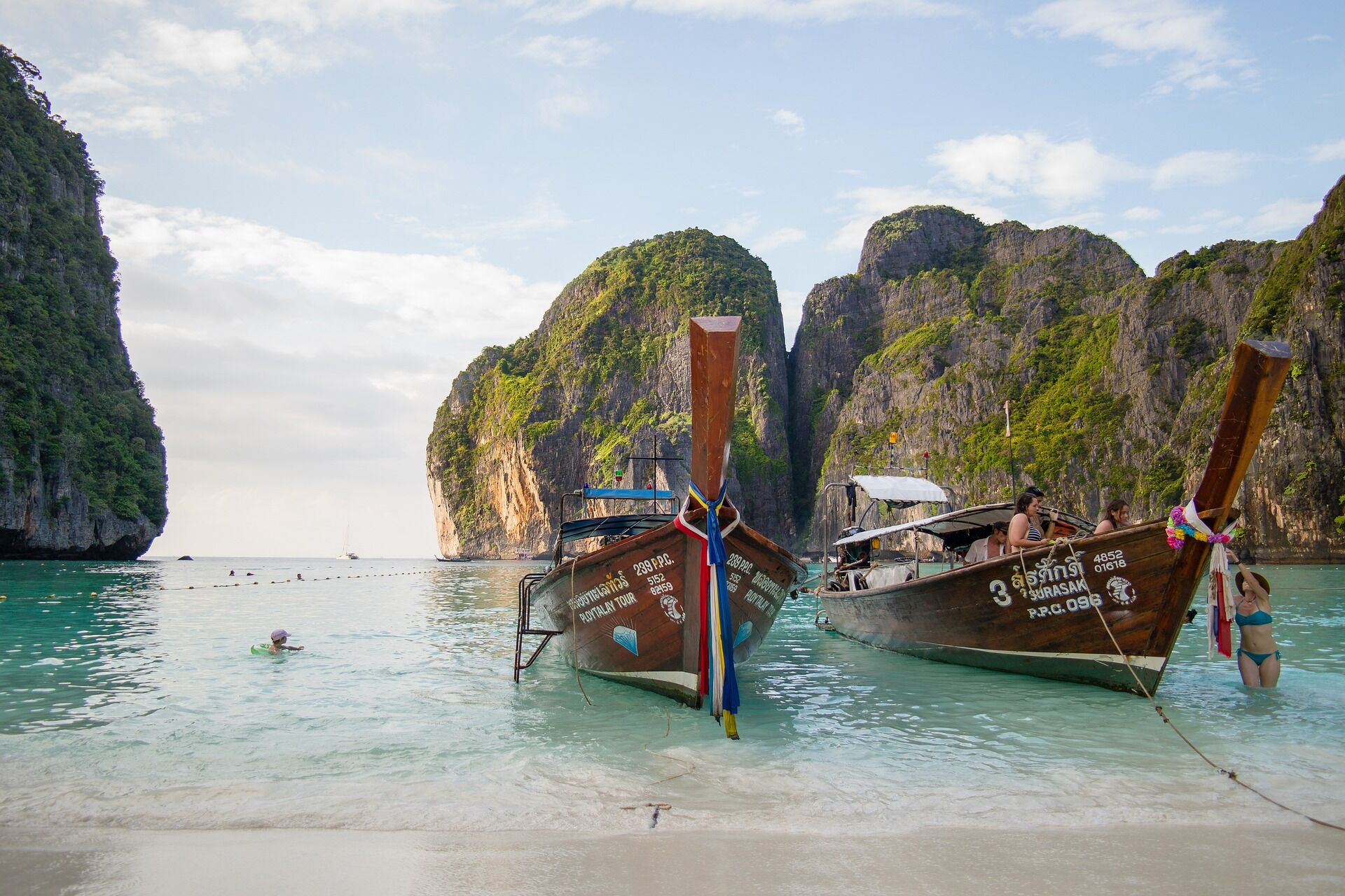 Capture the vibrant beauty of Phi Phi in the dry season
